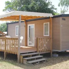 Mobil-home avec terrasse en bois et auvent, idéal pour un séjour camping car à Arcachon.