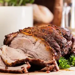 Soczysta karkówka pieczona w piekarniku, przygotowana z klasyczną marynatą. Aromatyczne zioła i przyprawy podkreślają smak mięsa.