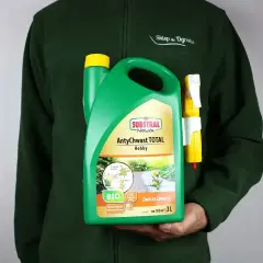 Zielony kanister z preparatem AntyChwast TOTAL Hobby. Substancją aktywną jest kwas pelargonowy, zwalcza chwasty w ogrodzie.