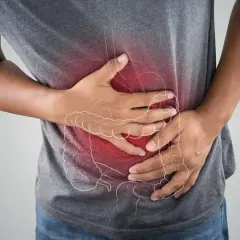 Uomo con mani sull'addome, evidenziato da un'area rossa e un contorno stilizzato dell'intestino. Potrebbe cercare rimedi per la cattiva digestione.