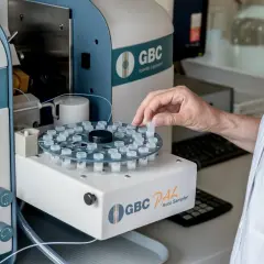 Laborantka umieszcza probówkę w autosamplerze GBC PAL, przygotowując próbki do badań na wątrobę.