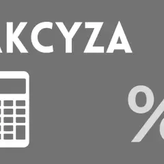 Napis "AKCYZA" nad kalkulatorem i znakiem procentu. Obrazek sugeruje obliczanie akcyzy za samochód.