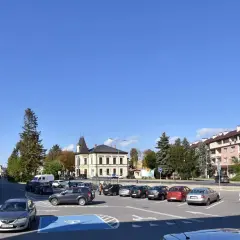 Urokliwe miasta w Bieszczadach, z parkingiem pełnym samochodów i charakterystyczną architekturą.