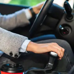 Main d'une personne changeant de vitesse dans une voiture, prêt pour son permis b78.