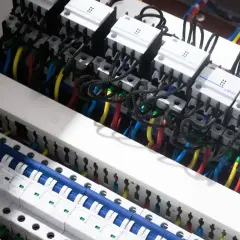 Wnętrze rozdzielnicy elektrycznej z przewodami i wyłącznikami. Widać moduły CHNT, które są częścią centrum elektrotechnicznego CB Elektron.