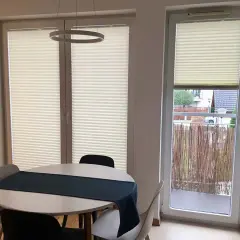 Jasne, oto propozycja:

Rolety plisowane wady: trudne czyszczenie, mogą się łatwo zabrudzić, co widać na zdjęciu.