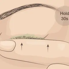 Wimpern biegen ohne Wimpernzange: Finger unter die Wimpern legen, sanft nach oben drücken und 30 Sekunden halten.