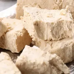 Kawałki chałwy na ozdobnej tacy. Idealny składnik do domowego chałwa przepis.