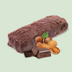 Barretta proteica dopo allenamento, ricoperta di cioccolato, con nocciole, mandorle e pezzi di cioccolato fondente.