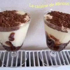 Deux verrines de tiramisu Nutella, crémeux et gourmand, saupoudrées de cacao. Un délice pour les yeux et les papilles.