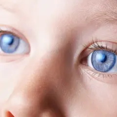 Niebieskie oczy dziecka. Wczesne objawy siatkówczaka mogą być trudne do zauważenia, ale warto zwracać uwagę na wszelkie zmiany.