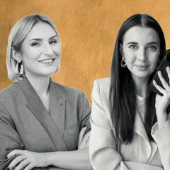 Dwie kobiety w eleganckich strojach, jedna z telefonem, zastanawiają się, jak pomnożyć 50 zł.