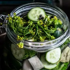 Dlaczego ogórki kiszone są kwaśne? Odkryj sekrety fermentacji