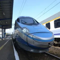 Błękitne Pendolino czeka na peronie. Czy właśnie rusza w podróż do Kołobrzegu?