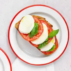 Tosta con tomate, mozzarella fresca y albahaca, inspirada en la ensalada caprese.