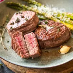 Perfekt gegrilltes Filetsteak mit Spargel und Knoblauch. So gelingt das Filetsteak richtig braten.
