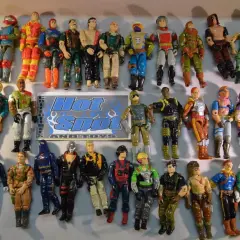 Collection de figurines de personnage GI Joe, alignées et prêtes pour l'action.