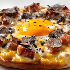 Deliciosa pizza con huevo, trozos de tocino crujiente y láminas de trufa negra. ¡Una combinación irresistible!