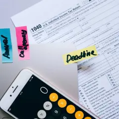 Schedine fiscali con promemoria "Tax", "Annual", "Call agency" e "Deadline". Invio schedine alloggiati in ritardo.