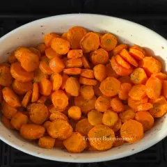 Carote affettate e cotte in friggitrice ad aria, dorate e pronte per essere gustate.