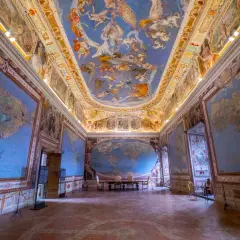 Interni del Palazzo Farnese a Caprarola: affreschi di mappe e volta celeste.