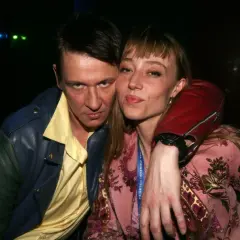 Ewa Maleńczuk i mężczyzna w skórzanych kurtkach, blisko siebie.
