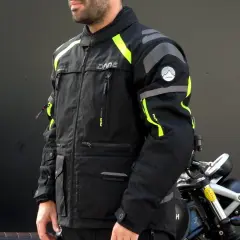 Hombre con chaqueta de moto negra y detalles fluorescentes, ideal para distintos tipos de chaqueta. ¡Oferta Black Friday!