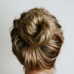 Moño alto despeinado, perfecto para una boda informal.