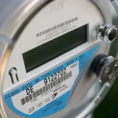 Licznik energii elektrycznej z etykietą wskazującą taryfę G12W Tauron. Numer seryjny 9122702.