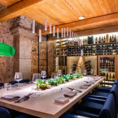 Tavolo apparecchiato in un ristorante con cantina vini, perfetto per scoprire dove mangiare a Vietri sul Mare.