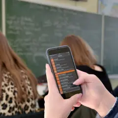 Schülerinnen nutzen Smartphones im Unterricht für physikalische Experimente. Eine App zeigt Messwerte von Gyroskop, Luftdruck und Akustik.