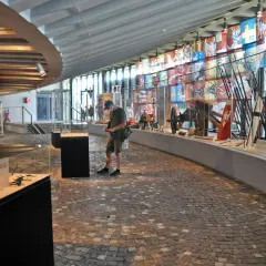 Wystawa w muzeum prezentuje historyczne artefakty i chorągwie, ukazując bogactwo **grunwald atrakcje**.