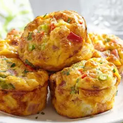 Pyszne muffinki z jajek, warzyw i szynki – idealne śniadanie z jajek na wynos.