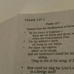 Nahaufnahme eines Buches mit dem Text von Psalm 137.