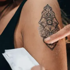 Ile goi się tatuaż? Pełny poradnik gojenia i pielęgnacji.