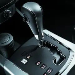 Interno auto con leva del cambio semiautomatico, pulsanti P, R, N, D e porta USB.