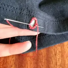 Jak zwęzić spodnie w pasie? DIY bez szycia i z maszyną!