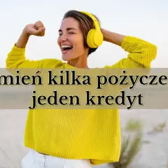Szczęśliwa kobieta w słuchawkach, która zastanawia się, czy warto wziąć kredyt konsolidacyjny, by połączyć kilka pożyczek w jedną.
