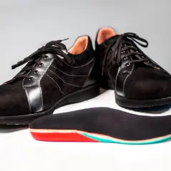 Schwarze, bequeme diabetiker schuhe mit Schnürung und einer farbigen Einlegesohle.