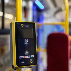 Biletomat w gdańskim tramwaju. Tu dowiesz się, jak kupić bilet na tramwaj w Gdańsku, płacąc kartą lub telefonem.