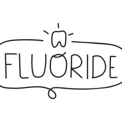 Uśmiechnięty ząb otoczony napisem "FLUORIDE". Aminofluorek to klucz do zdrowych zębów.