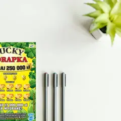 Dwie zdrapki "Lucky ZD RAPKA" po 5 zł leżą obok siebie. Czy w paczce po 5 zł jest więcej zdrapek?