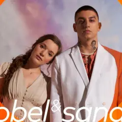 Sobel i sanah, młodzi artyści, pozują do wspólnego zdjęcia. Ona opiera głowę na jego ramieniu, on patrzy prosto w obiektyw.