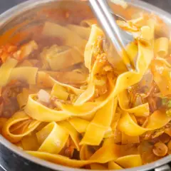 Pappardelle w sosie pomidorowym z warzywami. Idealne danie, gdy zastanawiasz się, co zrobić na obiad.