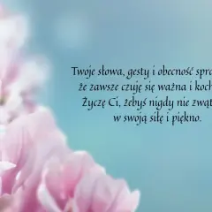 Delikatne, różowe kwiaty magnolii na błękitnym tle. Tekst: "Twoje słowa, gesty i obecność sprawiają, że zawsze czuję się ważna i kochana. Życzę Ci, żebyś nigdy nie zwątpiła w swoją siłę i piękno." Wszystkiego najlepszego z okazji Dnia Mamy!