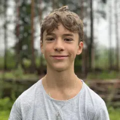 En leende Jack Bergnorth Henriksson står framför en skog.