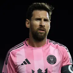 Lionel Messi w różowej koszulce Interu Miami, gotowy do gry.