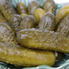 Pustawe w środku ogórki kiszone w misce. Zastanawiasz się, dlaczego ogórki kiszone są puste w środku? To proces fermentacji!