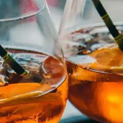 Ile kalorii mają drinki? Zaskakujące wartości, które musisz znać