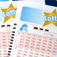 Kupony Lotto z polami do zaznaczenia liczb. Tabela wygranych w keno jest częścią gry.